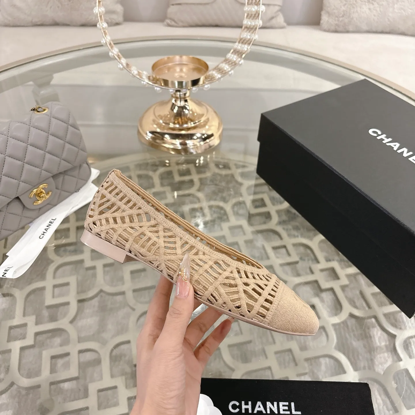 👟👟Ex-factory price 520👟👟 Chanel 25SS finally comes out with woven ballet shoes‼ ️ Shoes worthy of their own article, I have to say that they are finally waiting for you! So elegant and chill. Wear it in the summer to enjoy the breeze and walk on the street. Round square toe design. Cute and cute~ The appearance is super online. When you wear it, you will feel like a wealthy daughter. I thought it was good-looking. Only when I put it on my feet do I know how easy it is to wear~ Upper: Exclusive custom-made mesh (comfortable and breathable) Foot pad: Sheepskin Outsole: Genuine leather sole imported from Italy Size: 35-39 (customized at 40.41.42)